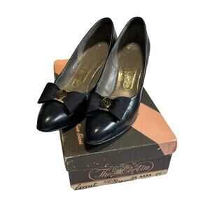 Estate treasure Vintage NAVY blue “Emily” pump with bow and gold tone design